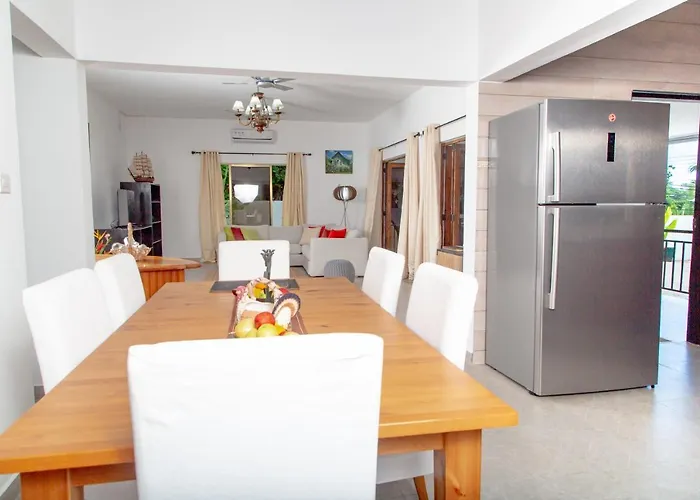 2-bed Sleeps 4 Near *