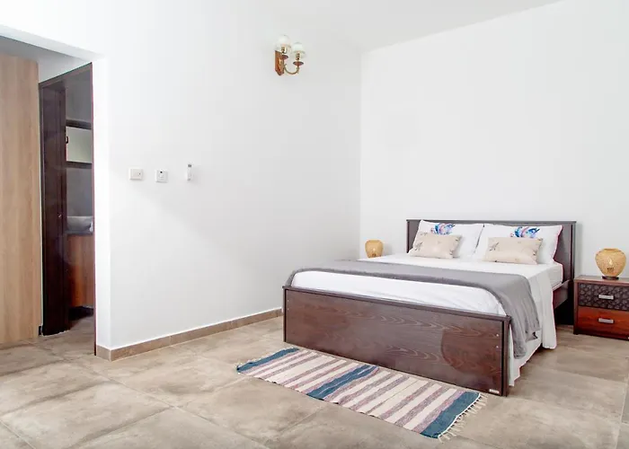 2-bed Sleeps 4 Near