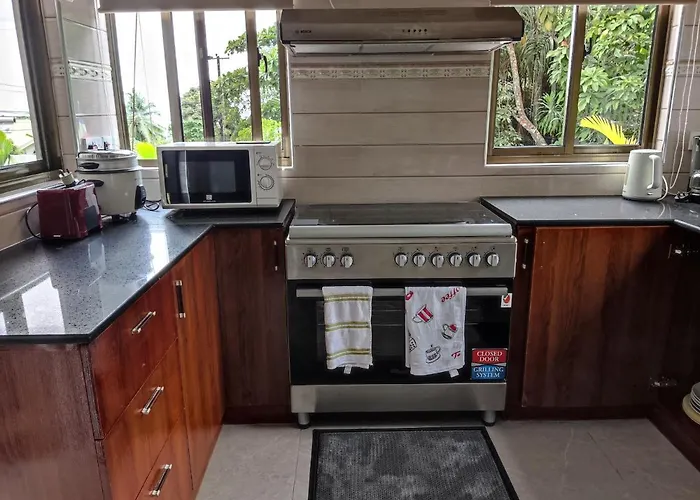 2-bed Sleeps 4 Near Lägenhet